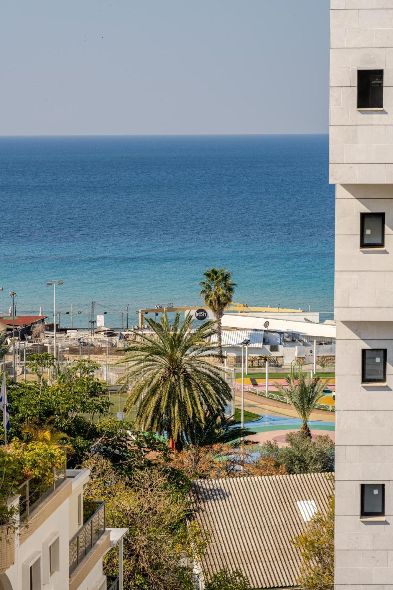 Balfour Sea View City Center 纳哈里亚 外观 照片